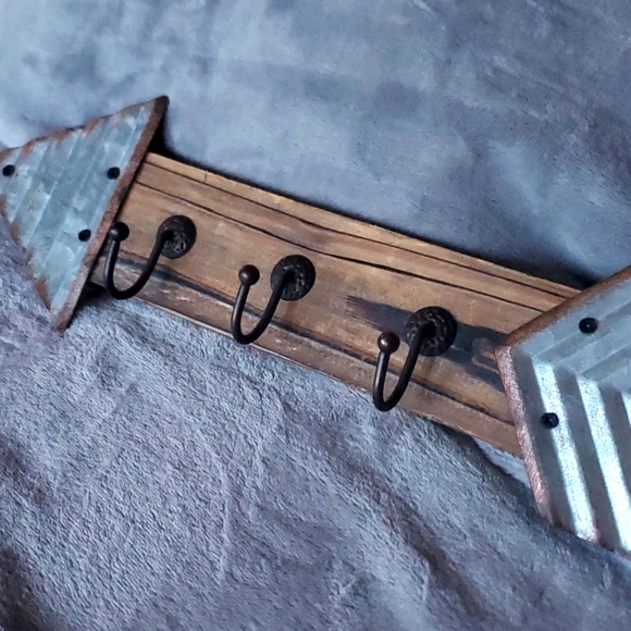 Hobby Lobby Arrow 3 Hook Wall Hanger - Picture 3 of 4